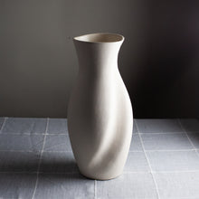 Load image into Gallery viewer, Dumae Helena Vase