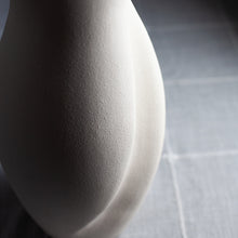 Load image into Gallery viewer, Dumae Helena Vase