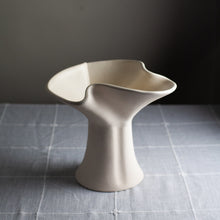 Load image into Gallery viewer, Dumae Eloise Footed Bow