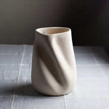 Load image into Gallery viewer, Dumae Sabine Vase