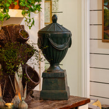 Load image into Gallery viewer, Adams Style Urn With Garland Green
